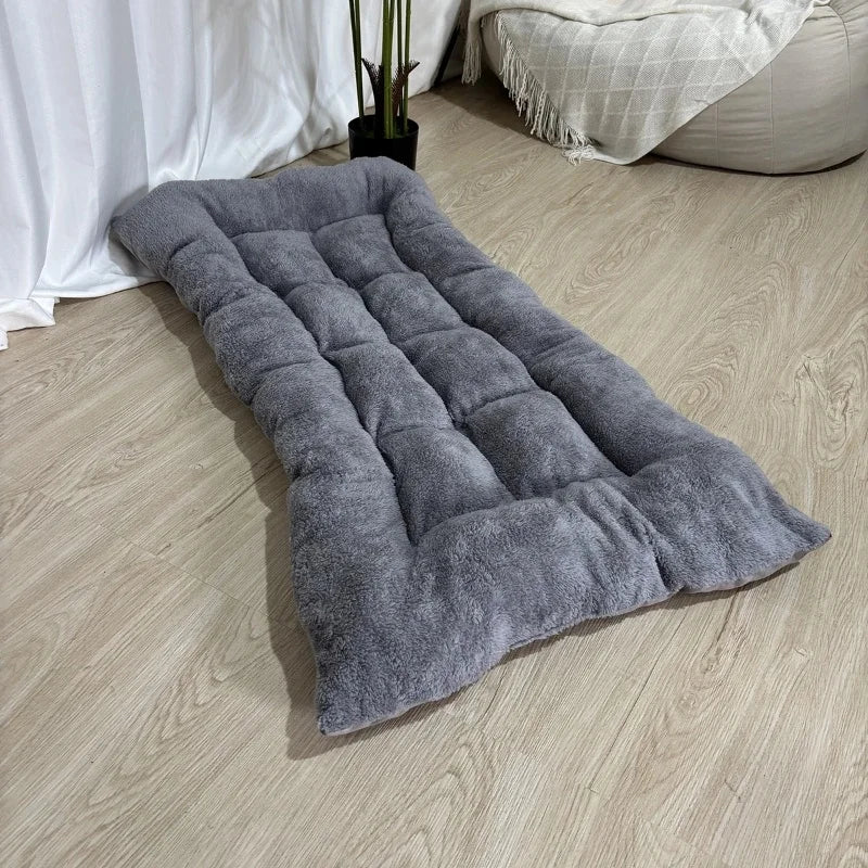 Le Grand Moelleux Sleepy Buddy — tapis-lit XXL en peluche pour chien