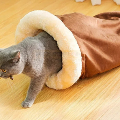 Chat sortant du Sac de Couchage Sleepy Buddy marron